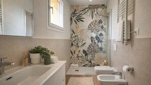 A modern bathroom with a bathtub, two sinks, a shower, and a toilet. - La Gialla (Attico d'Amore) By Case al Lago (Padenghe sul Garda)