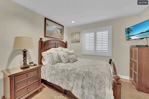 4 bedrooms, iron/ironing board, WiFi, bed sheets
