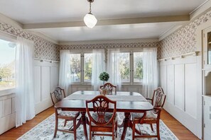 Dining - Campton House of Eureka (Eureka)