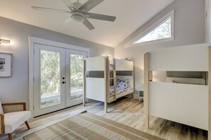 4 quartos, escrivaninha, ferros/tábuas de passar roupa