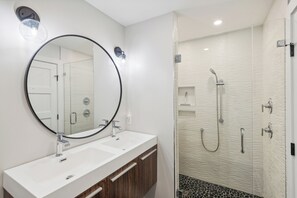 Hair dryer, towels - Sunset Rentals | Planters Wood 48 (Hilton Head Island)