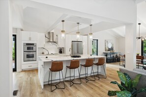 Fridge, microwave, stovetop, dishwasher