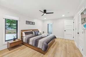 4 slaapkamers, een bureau, een strijkplank/strijkijzer, internet