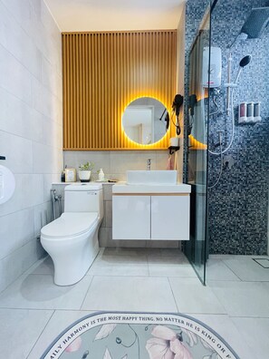 Dusche, Haartrockner, Bidet, Handtücher