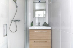 シャワー、ヘアドライヤー、タオル