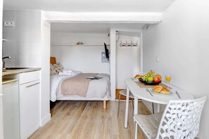 1 dormitori, escriptori i planxa i posts de planxar 