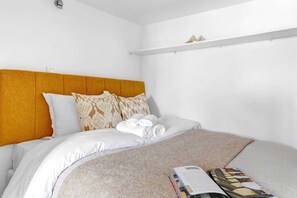 1 室のベッドルーム、デスク、アイロン / アイロン台、旅行用ベビーベッド