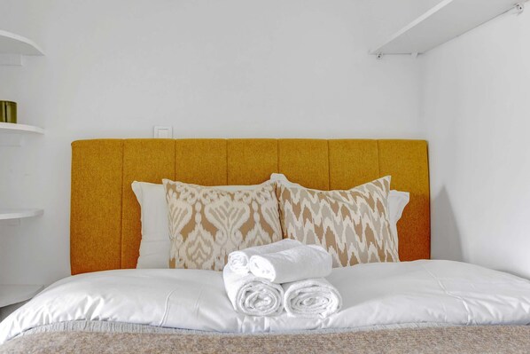 1 chambre, bureau, fer et planche à repasser, lit de bébé portatif