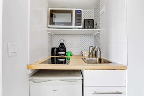 Microwave, stovetop, cookware/dishes/utensils