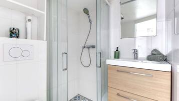 Douche, sèche-cheveux, serviettes fournies