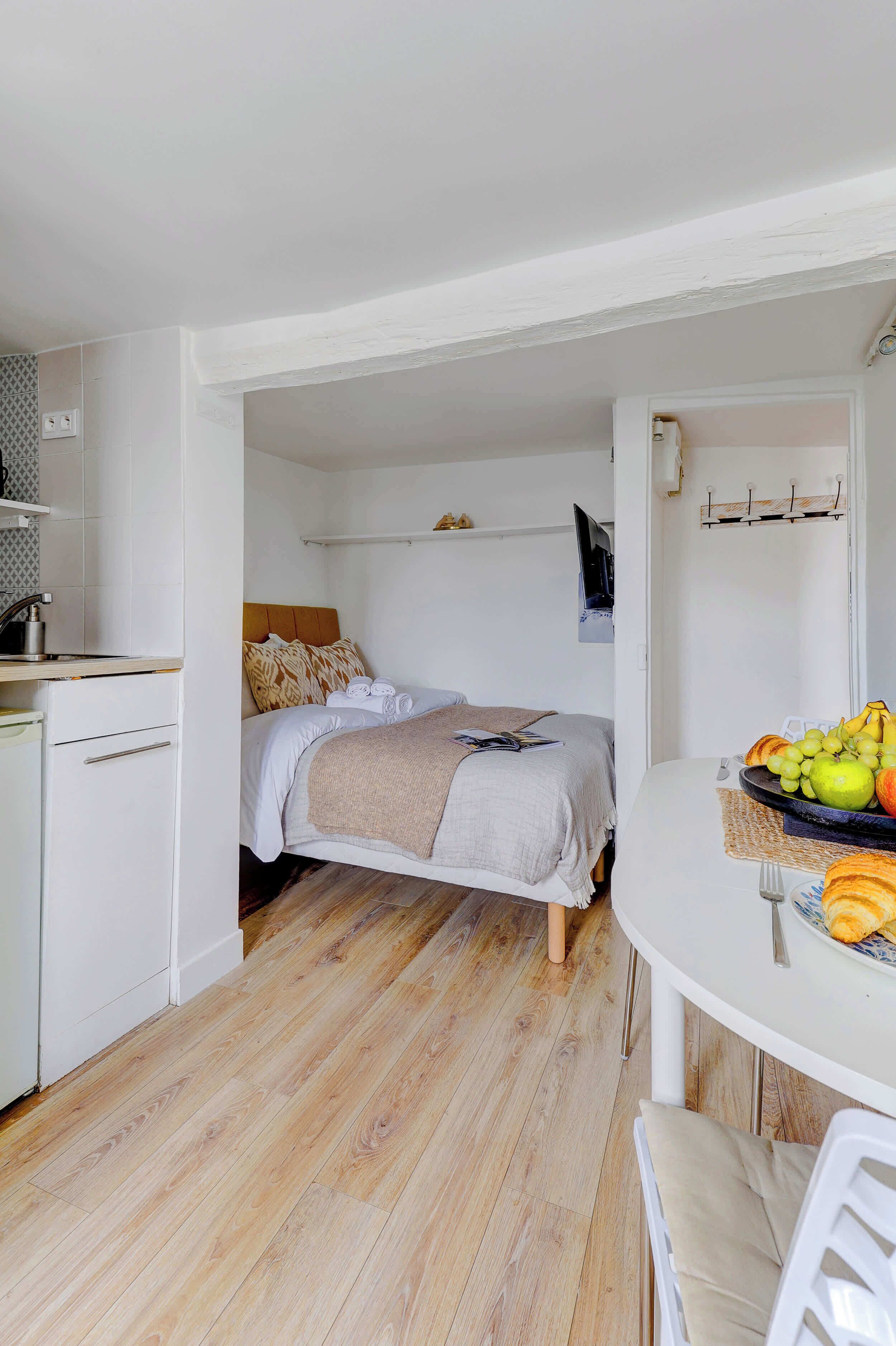 1 dormitori, escriptori i planxa i posts de planxar 