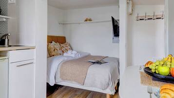 1 chambre, bureau, fer et planche à repasser, lit parapluie