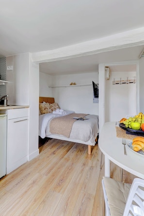 1 habitación, escritorio, tabla de planchar con plancha y cuna de viaje