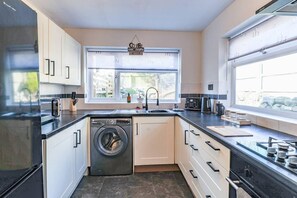 Fridge, microwave, oven, stovetop - Cardiff Gem on Topaz Street - 4 Bedroom House (Cardiff)