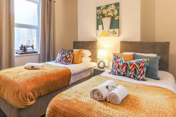 4 bedrooms, free WiFi, bed sheets - Cardiff Gem on Topaz Street - 4 Bedroom House (Cardiff)