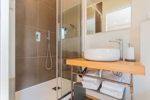 Dusche, Haartrockner, Bidet, Handtücher
