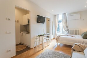 Iron/ironing board, free WiFi, bed sheets