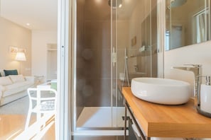 Douche, sèche-cheveux, bidet, serviettes fournies