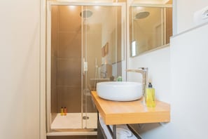 Douche, sèche-cheveux, bidet, serviettes fournies