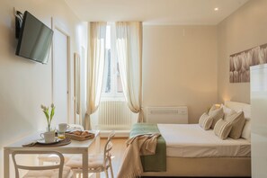 Tabla de planchar con plancha, wifi gratis y ropa de cama 