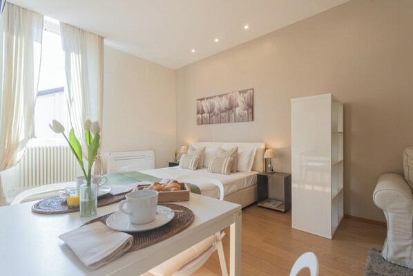 Iron/ironing board, free WiFi, bed sheets