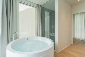 Shower, jetted tub, free toiletries, hair dryer - Villa Valarin Elite - Two Bedroom Villa, Sleeps 4 (Vercana)
