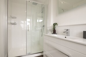 Shower, hair dryer, towels - Eldred Cottage, Middleham (Middleham, North Yorkshire)