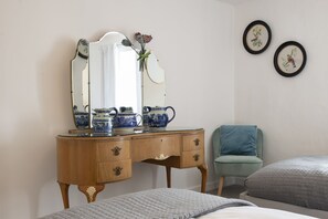 3 bedrooms, iron/ironing board, travel crib, internet - Eldred Cottage, Middleham (Middleham, North Yorkshire)