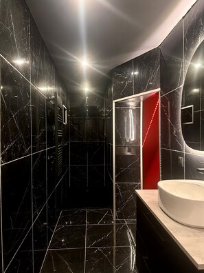 Towels, soap, shampoo, toilet paper