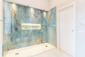 Een douche, een haardroger, handdoeken