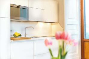 Kühlschrank, Mikrowelle, Ofen, Herdplatte