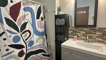 SĂšche-cheveux, serviettes fournies, savon, papier toilette