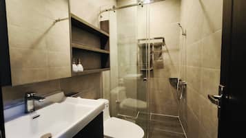 Superior Room | Bathroom | Shower, rainfall showerhead, hair dryer, towels