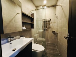 Superior Room | Bathroom | Shower, rainfall showerhead, hair dryer, towels