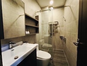 Deluxe Room | Bathroom | Shower, rainfall showerhead, hair dryer, towels