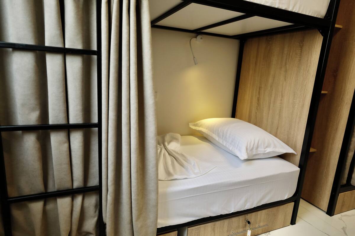 Male Dormitory Room | 隔音、床單