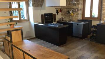 Forno, piano cottura, lavastoviglie, macchina per tè/caffè