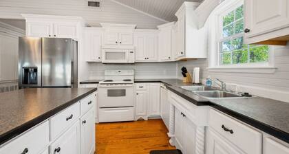A Gem on the Beautiful Tennessee River: Perfect for gatherings and Retreats