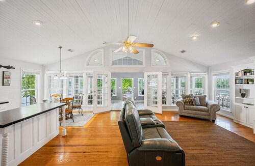 A Gem on the Beautiful Tennessee River: Perfect for gatherings and Retreats