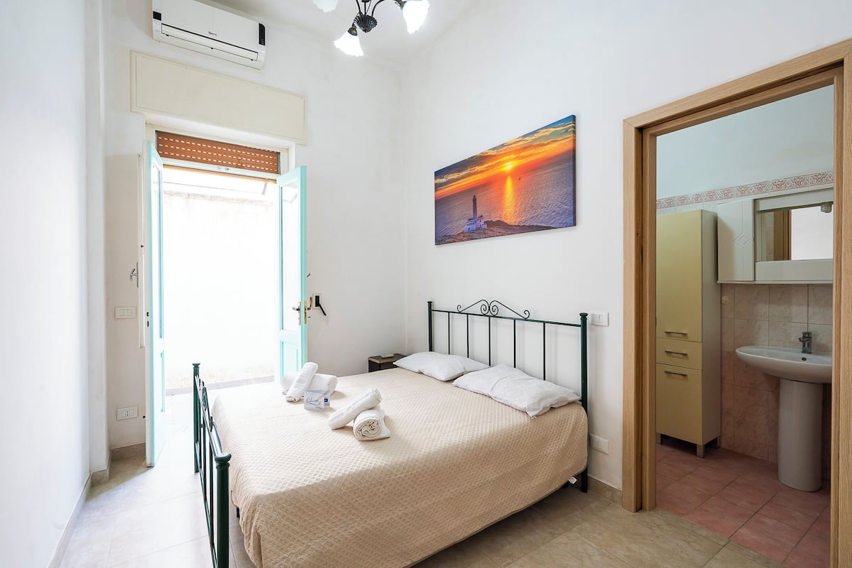 Family House, Multiple Bedrooms, 2 Bathrooms (Le Torri Sul Mare 1 Centre Otranto) | 2 bedrooms, bed sheets