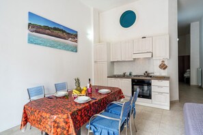 Family House, Multiple Bedrooms, 2 Bathrooms (Le Torri Sul Mare 1 Centre Otranto) | Private kitchen | Fridge, oven, stovetop, coffee/tea maker - Le Torri Sul Mare 1 Centre Otranto Airco (Otranto)