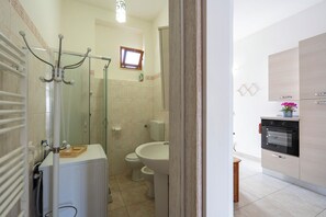 Casa familiar, varias habitaciones (Le Torri Sul Mare 2 Centre Otranto) | Baño | Regadera, secadora de cabello, bidet, toallas 