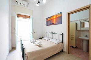 Standard House, Multiple Bedrooms, 2 Bathrooms (Le Torri Sul Mare 1 Centre Otranto) | 2 bedrooms, bed sheets - Le Torri Sul Mare 1 Centre Otranto Airco (Otranto)