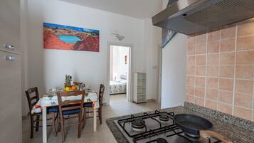 Maison Standard, plusieurs chambres (Le Torri Sul Mare 2 Centre Otranto) | Cuisine privée | Réfrigérateur, four, plaque de cuisson, lave-vaisselle