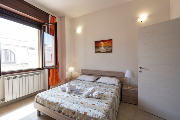 Standard House, Multiple Bedrooms (Le Torri Sul Mare 2 Centre Otranto) | 2 bedrooms, bed sheets - Le Torri Sul Mare 2 Centre Otranto Airco (Otranto)