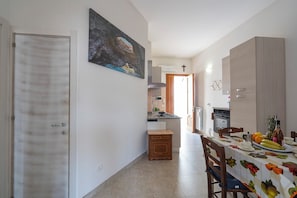 Standard House, 2 Bedrooms (Le Torri Sul Mare 2 Centre Otranto) | Dining