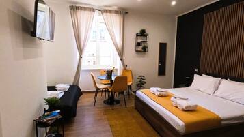 Comfort Quadruple Room | Desk, laptop workspace, soundproofing, WiFi (free)