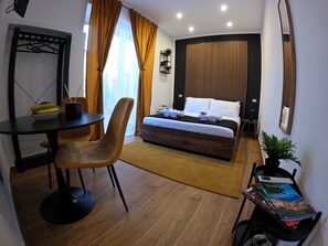 Phòng đôi Deluxe | Bàn, khu vực làm việc phù hợp cho laptop, phòng cách âm 