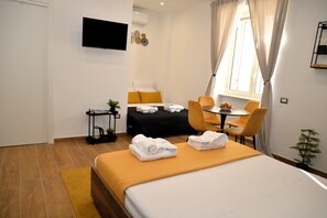 Comfort Quadruple Room | Desk, laptop workspace, soundproofing, free WiFi - BlackWoody Contemporary Rooms - Napoli Centro Storico (Naples)