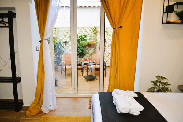 Deluxe Double Room | Desk, laptop workspace, soundproofing, free WiFi - BlackWoody Contemporary Rooms - Napoli Centro Storico (Naples)